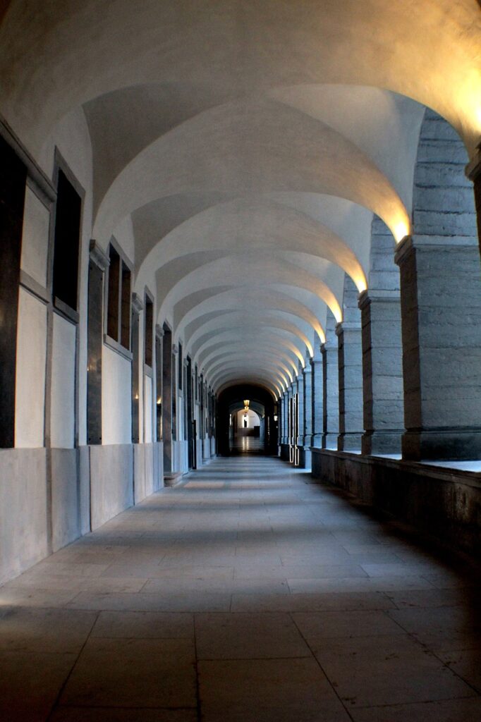 corridor, gallery, arcades-4474230.jpg